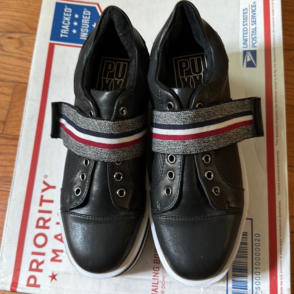 Women platform shoe black color